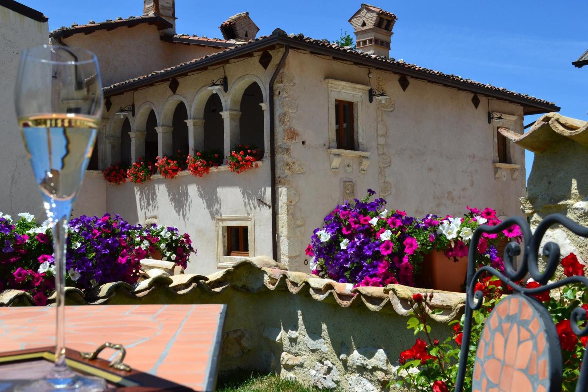 B&B Palazzo La Loggia Barisciano Buitenkant foto